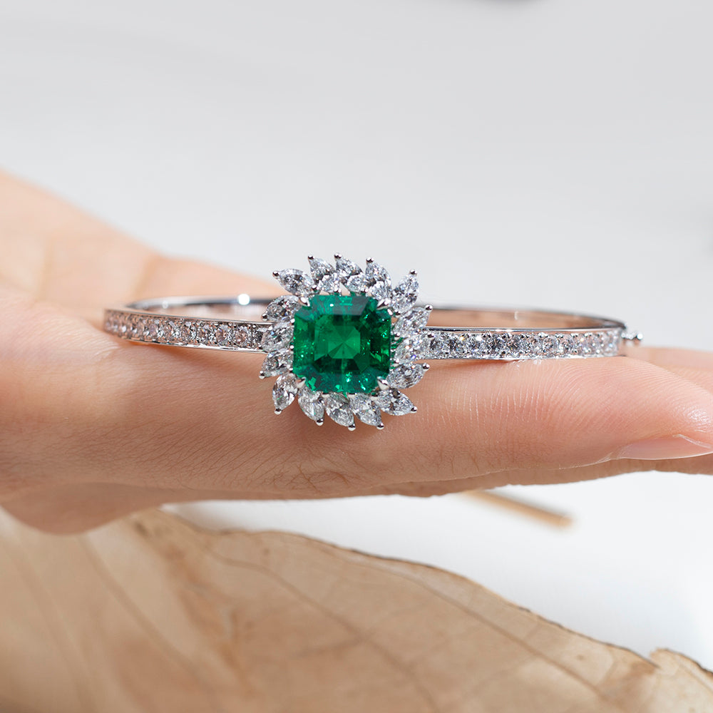 Ecob-628 | Emerald Solstice Halo Bracelet in 18K Gold