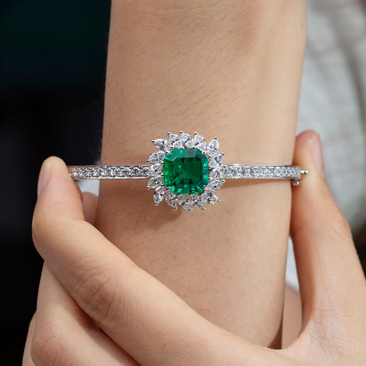 Ecob-628 | Emerald Solstice Halo Bracelet in 18K Gold