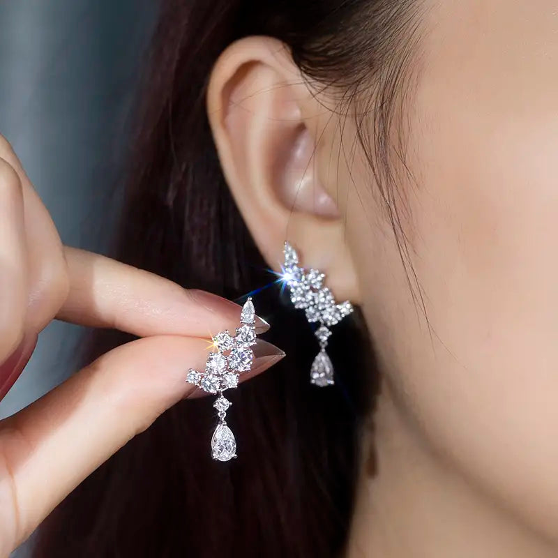 Ecoe-645 — The Symphony of Light Teardrop Diamond Earrings