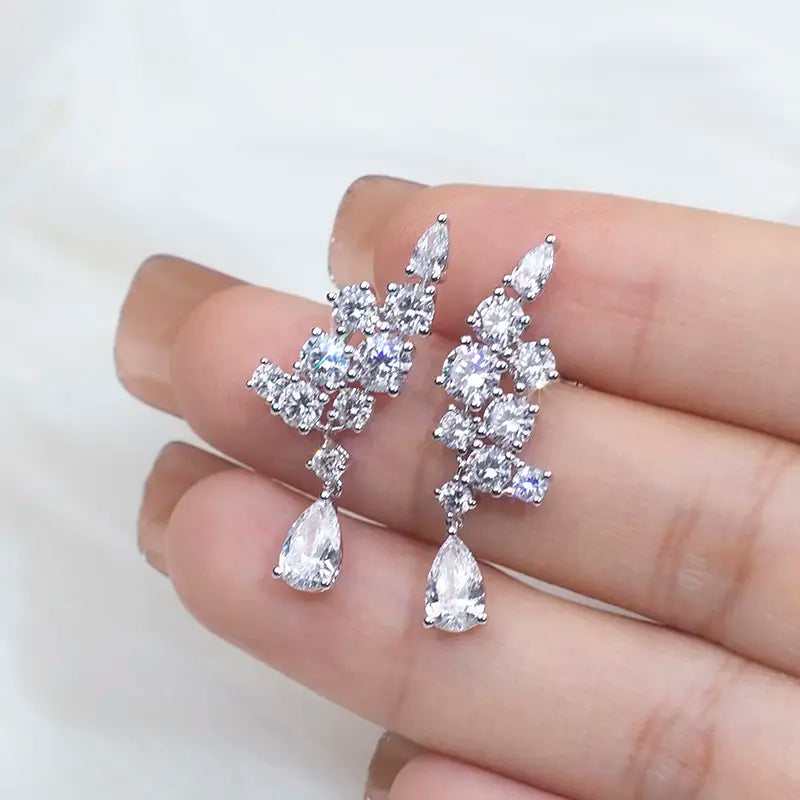 Ecoe-645 — The Symphony of Light Teardrop Diamond Earrings