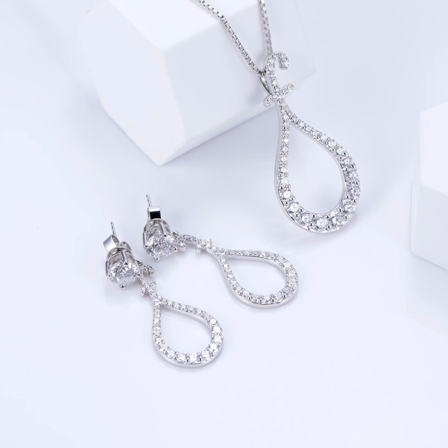 Econ-758 — The Whispered Flame Lab Diamond Pendant