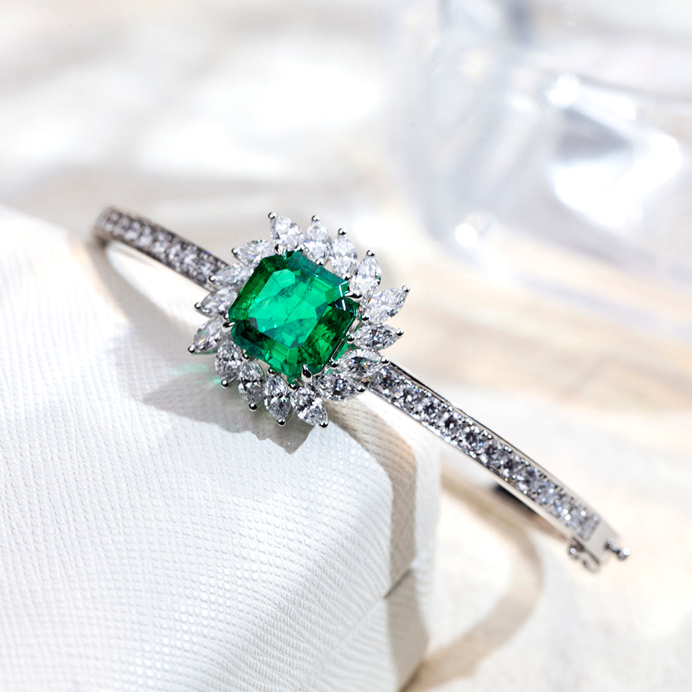 Ecob-628 | Emerald Solstice Halo Bracelet in 18K Gold