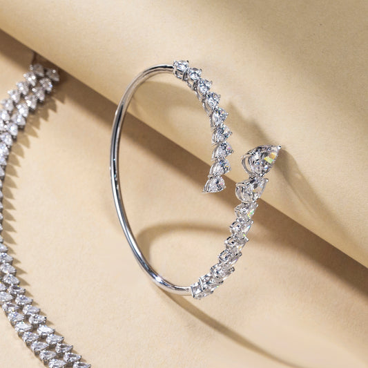 Ecob-614 | Aurora Arc Lab Diamond Cuff in 18K Gold
