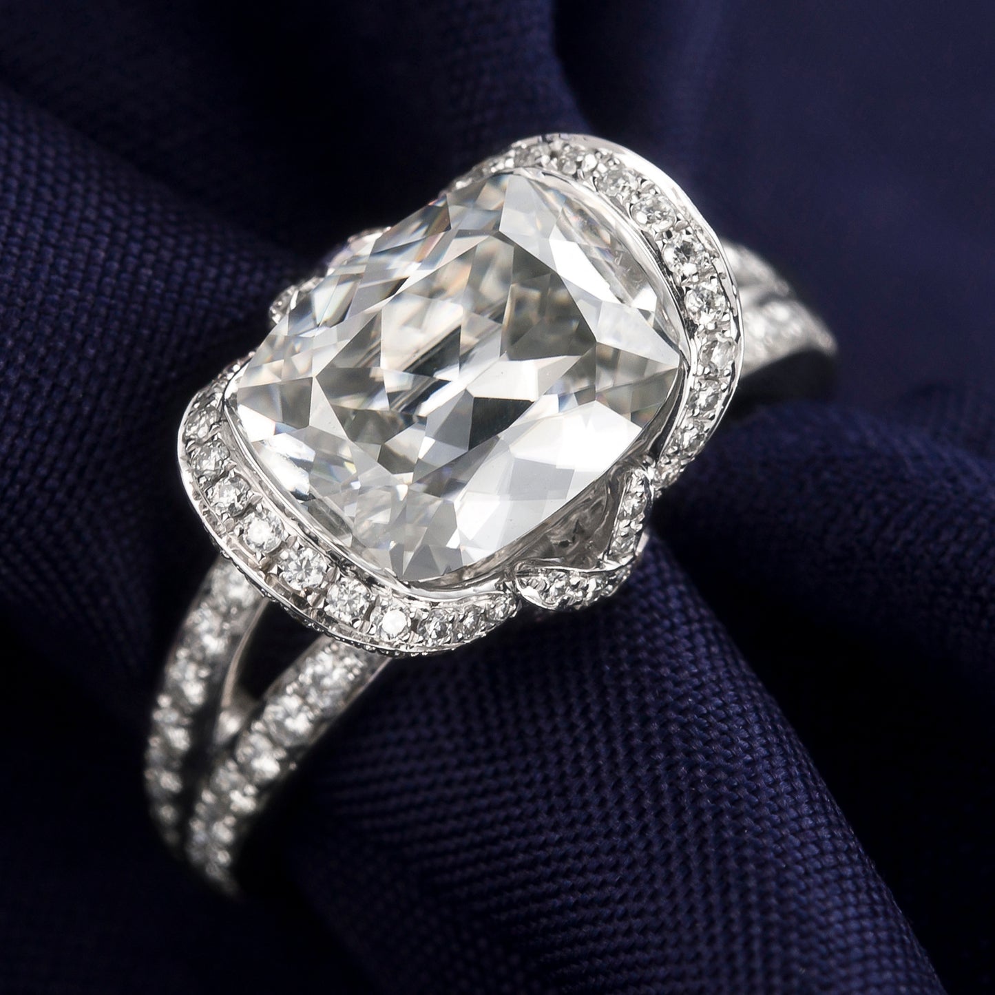 Eco-043 2.5ct Cushion-Cut D VVS1 Lab-Grown Diamond | 18K White Gold | IGI Certified
