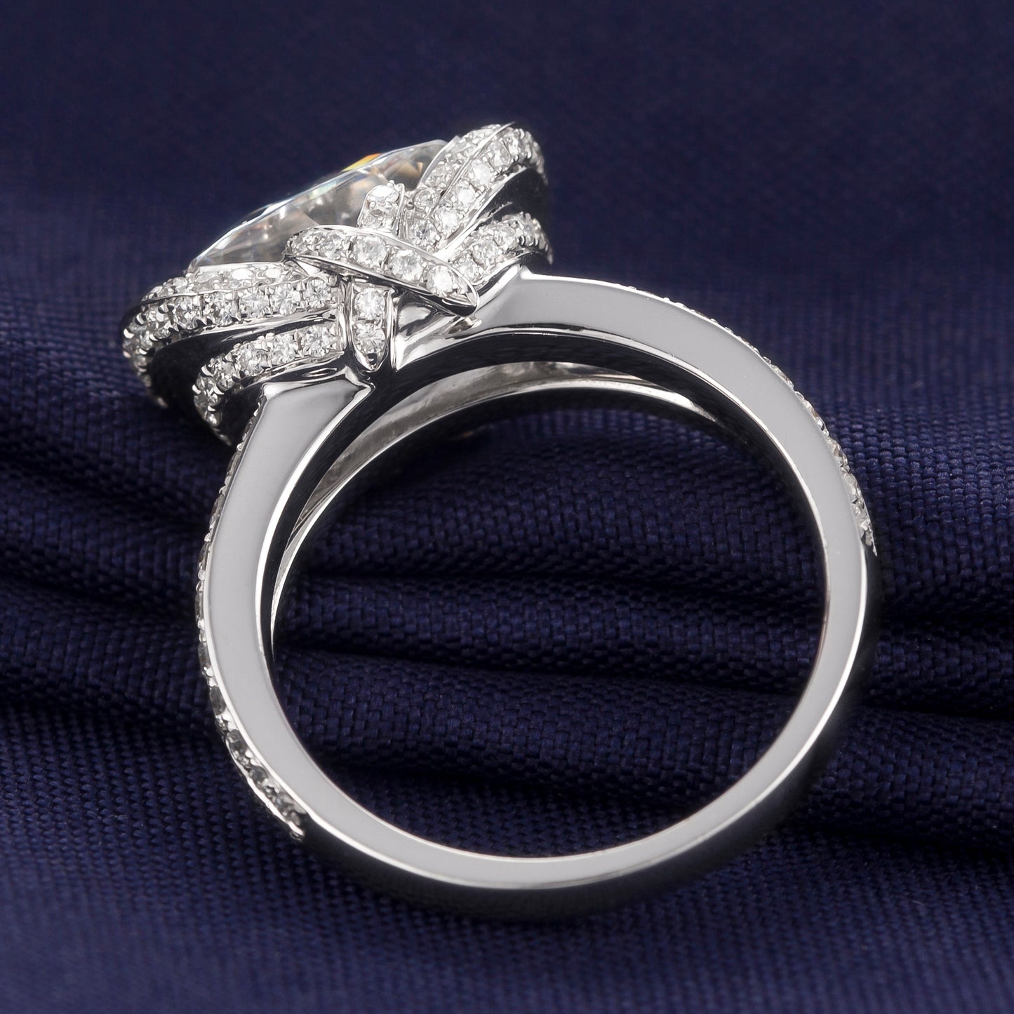 Eco-043 2.5ct Cushion-Cut D VVS1 Lab-Grown Diamond | 18K White Gold | IGI Certified