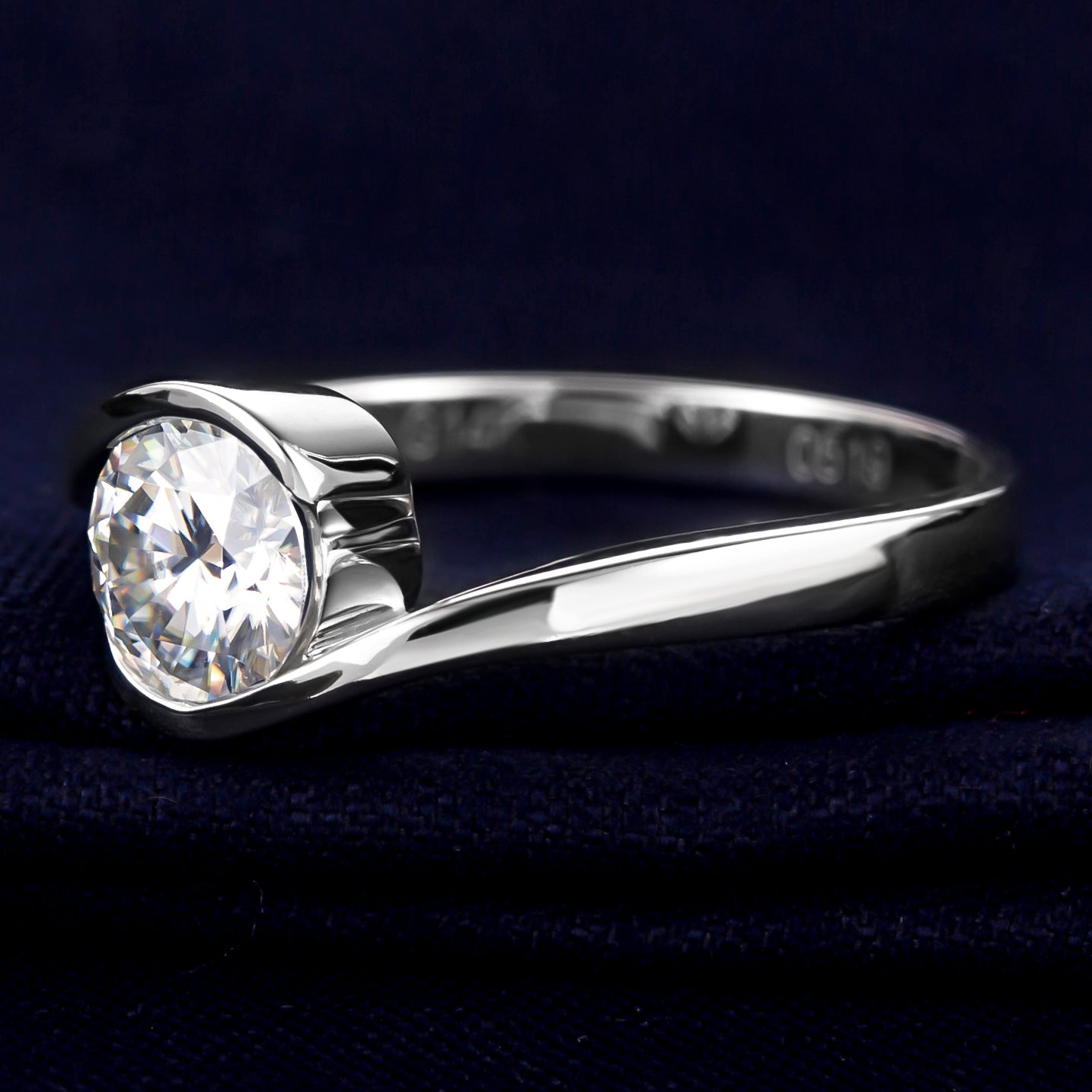 Eco-059: 1ct D VS1 Tension-Style Bypass Lab-Grown Diamond Ring | 18K Gold | IGI Certified | Ecogemma