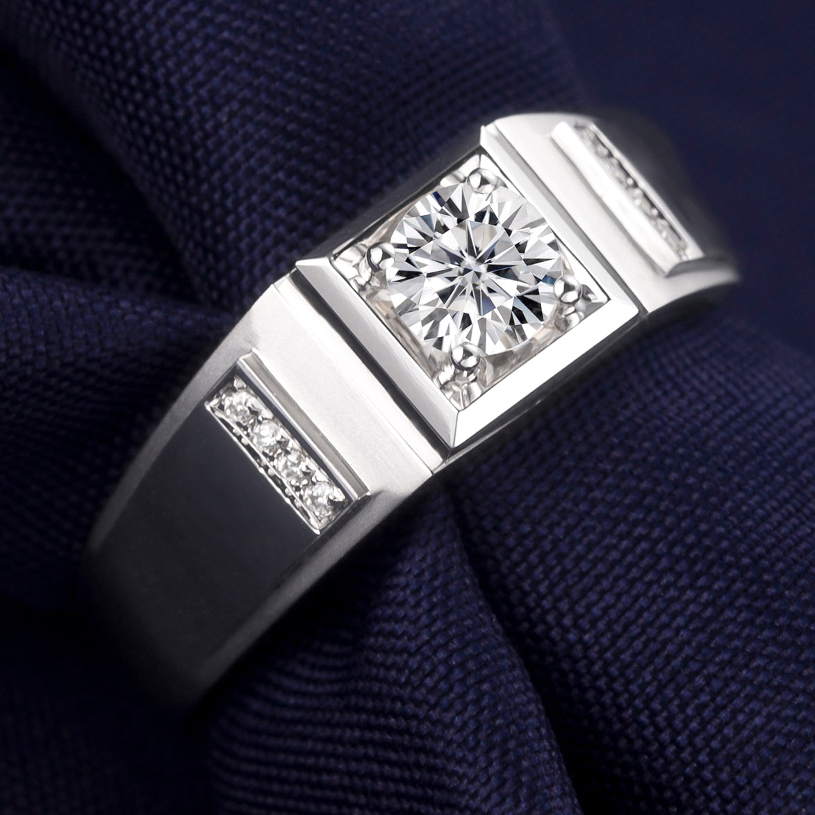 Harley-171: Línea Prisma – Anillo de canal de moissanita cultivada en laboratorio en oro blanco de 18 quilates