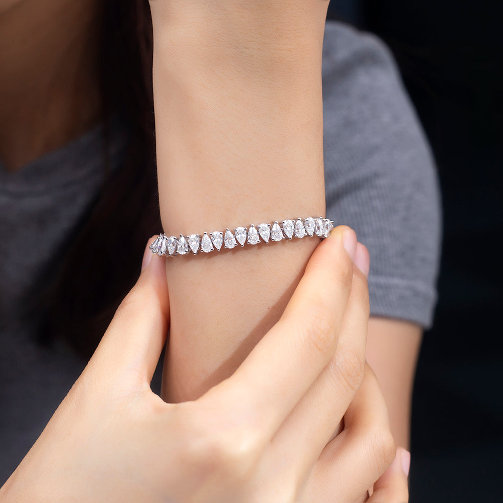 Ecob-608 | Cascade de Lumière Lab Diamond Bracelet in 18K Gold