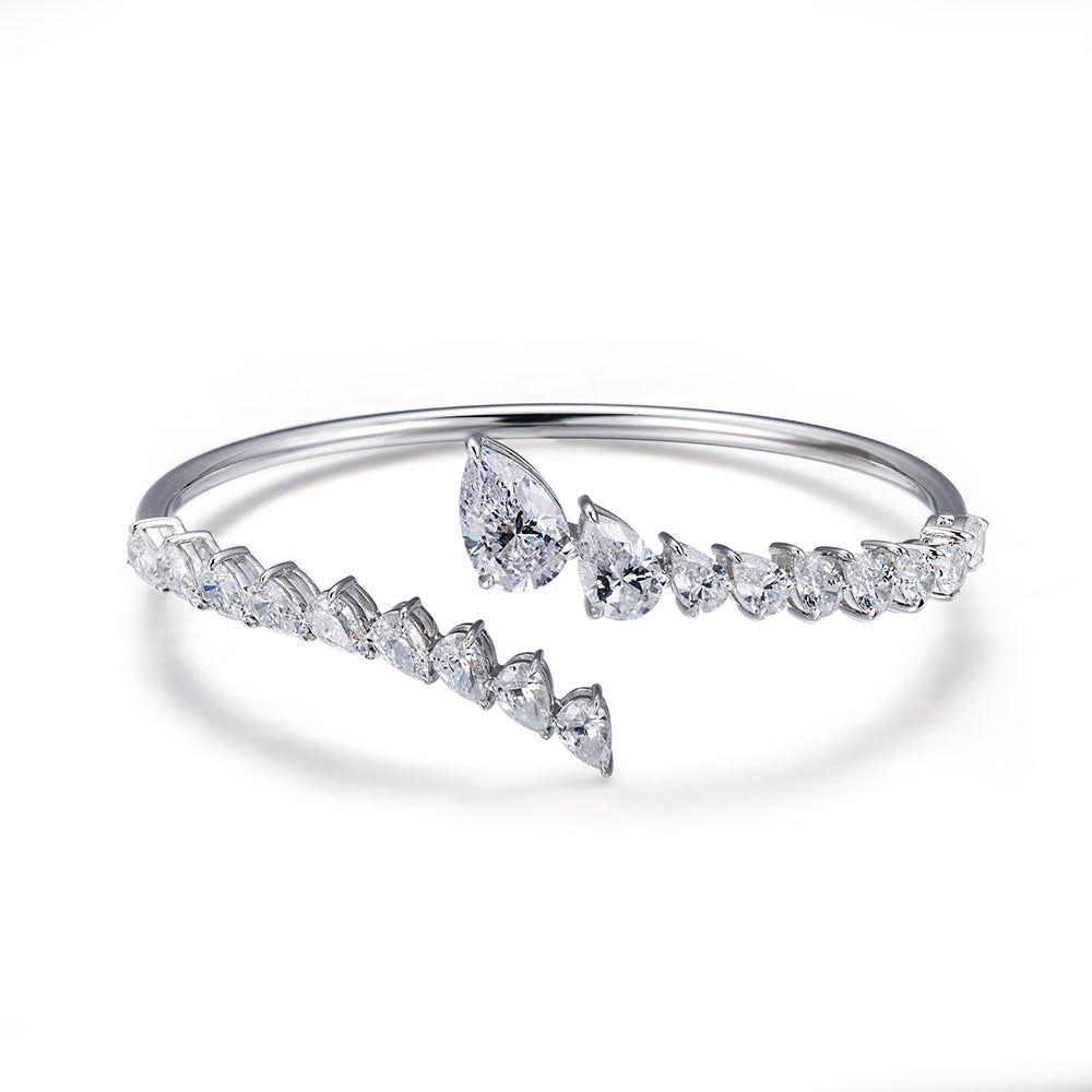 Ecob-614 | Aurora Arc Lab Diamond Cuff in 18K Gold