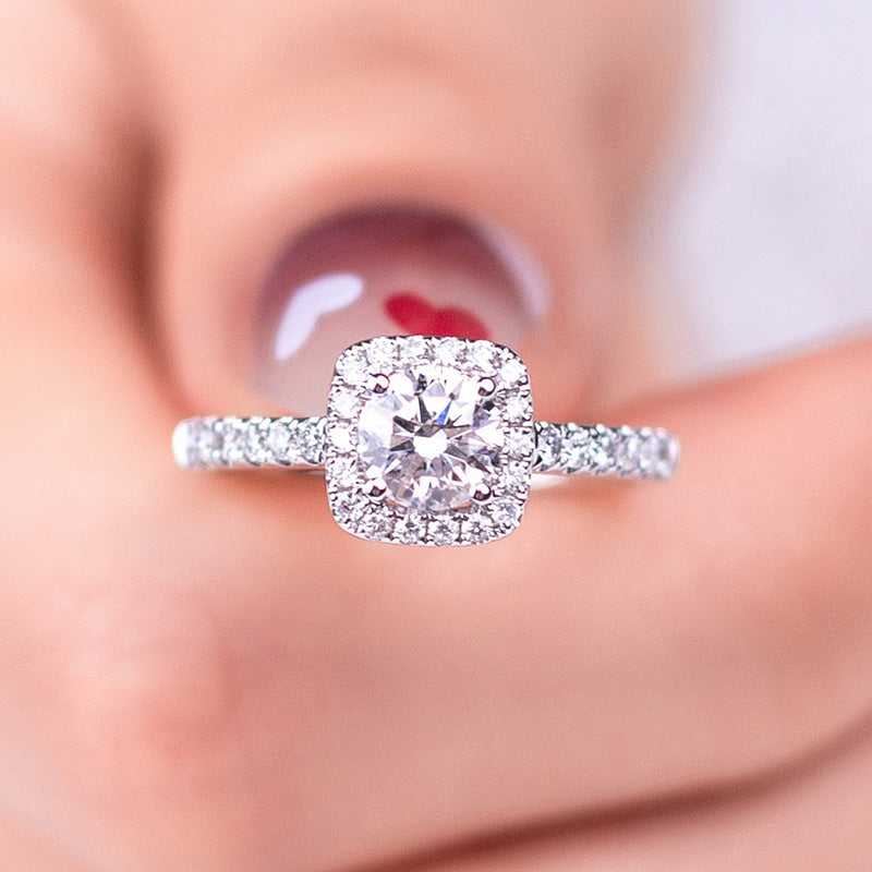 Eco-748: Halo de Gracia – Anillo de diamantes con halo de cojín cultivado en laboratorio en oro blanco de 18 quilates