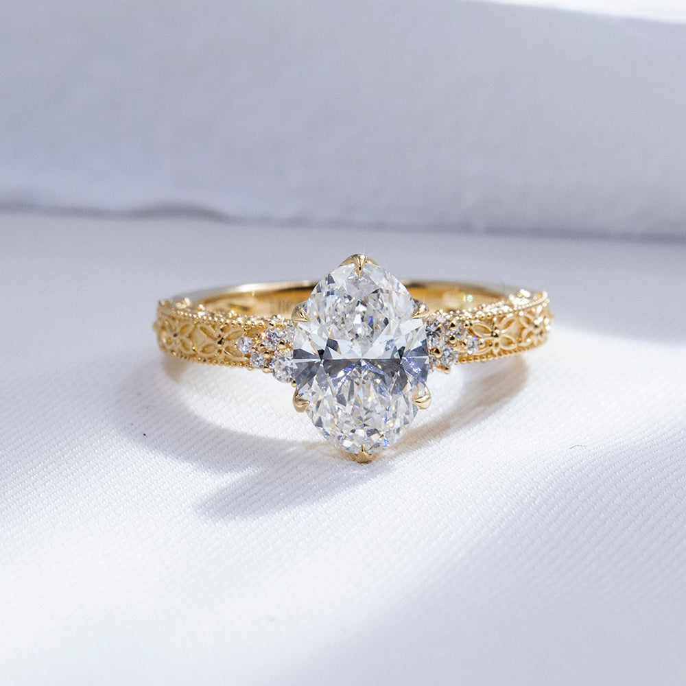 Eco-1902: Golden Bloom – Anillo vintage con diamantes ovalados cultivados en laboratorio en oro amarillo de 18 quilates 