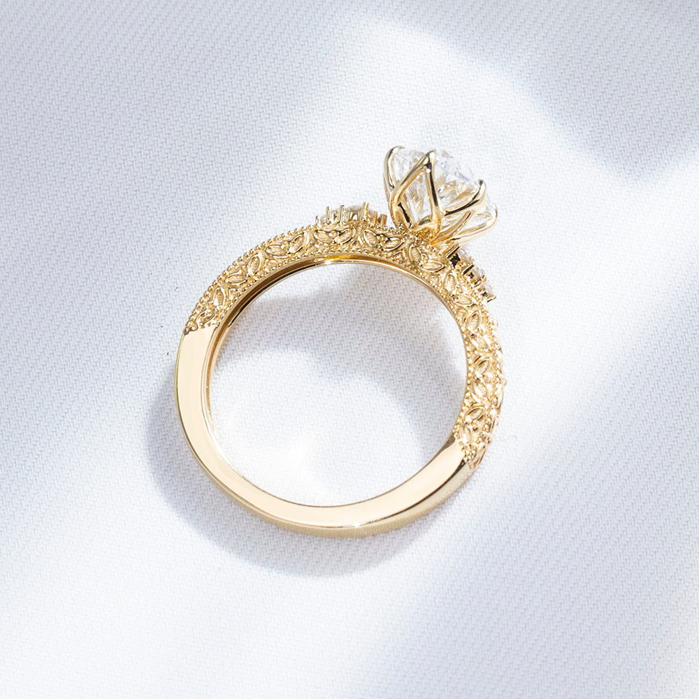 Eco-1902: Golden Bloom – Anillo vintage con diamantes ovalados cultivados en laboratorio en oro amarillo de 18 quilates 