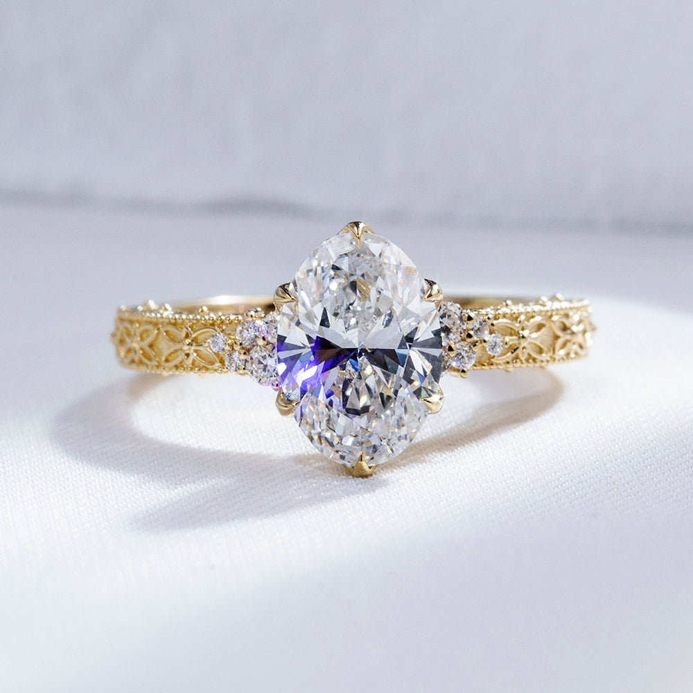 Eco-1902: Golden Bloom – Anillo vintage con diamantes ovalados cultivados en laboratorio en oro amarillo de 18 quilates 