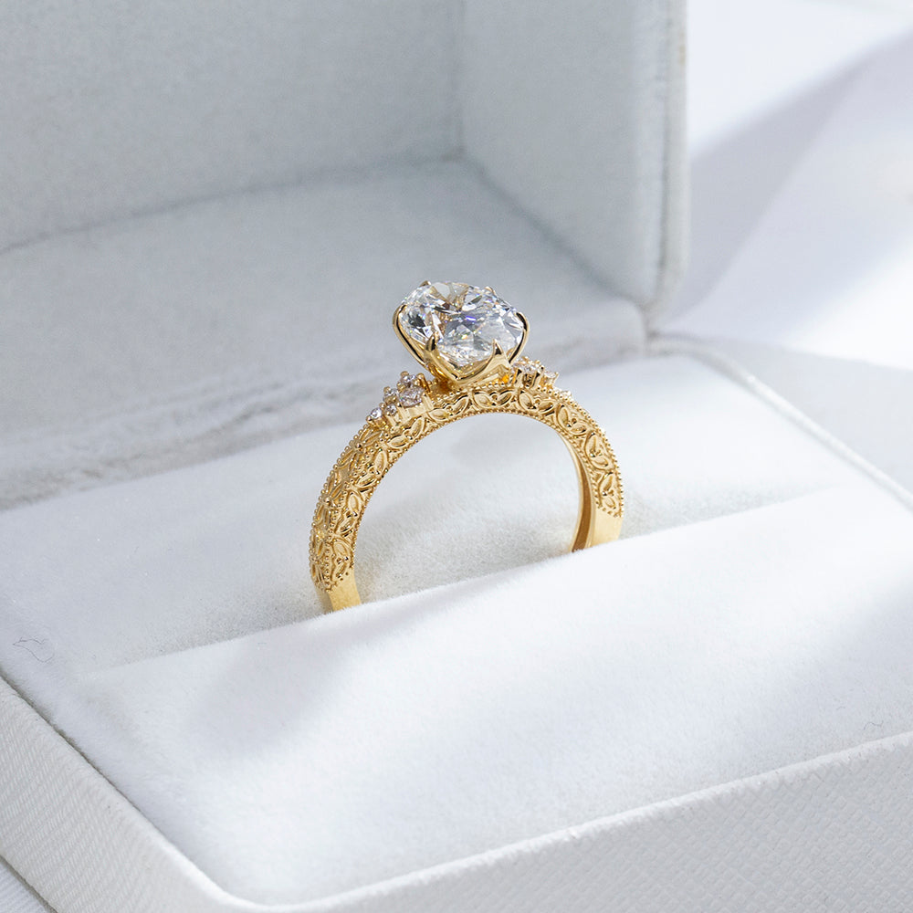 Eco-1902: Golden Bloom – Anillo vintage con diamantes ovalados cultivados en laboratorio en oro amarillo de 18 quilates 