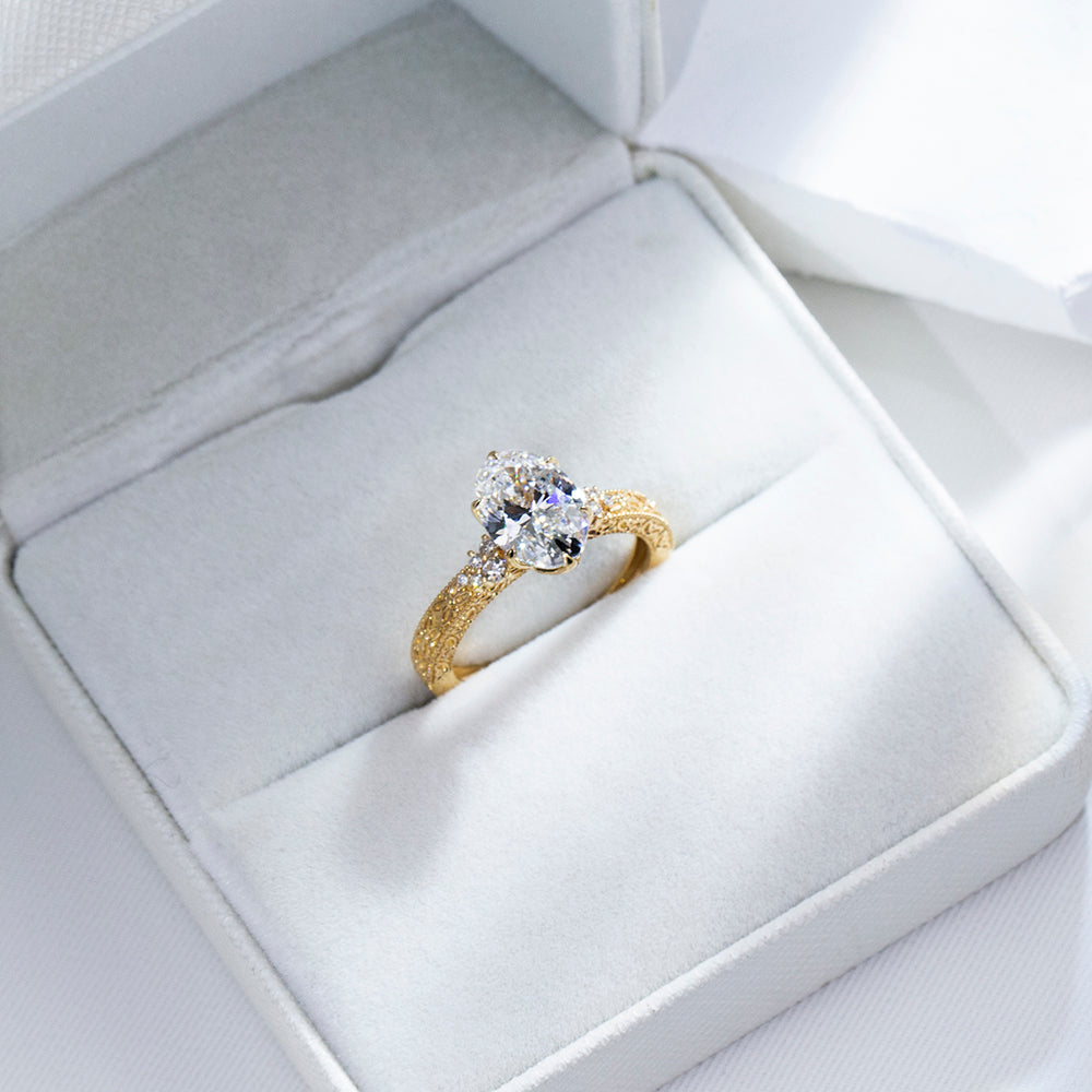 Eco-1902: Golden Bloom – Anillo vintage con diamantes ovalados cultivados en laboratorio en oro amarillo de 18 quilates 