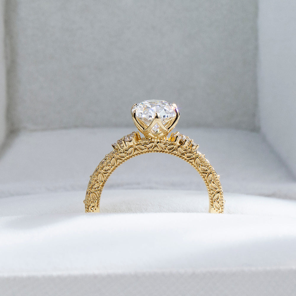 Eco-1902: Golden Bloom – Anillo vintage con diamantes ovalados cultivados en laboratorio en oro amarillo de 18 quilates 