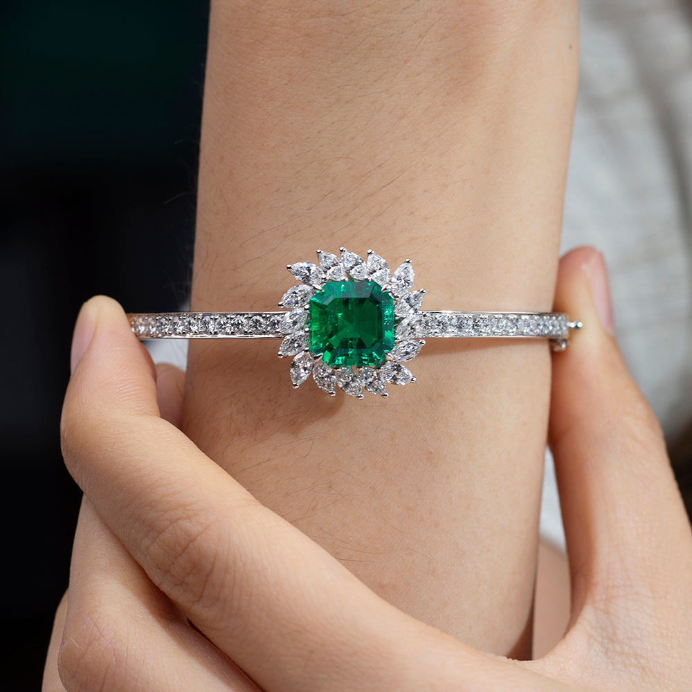 Ecob-628 | Emerald Solstice Halo Bracelet in 18K Gold