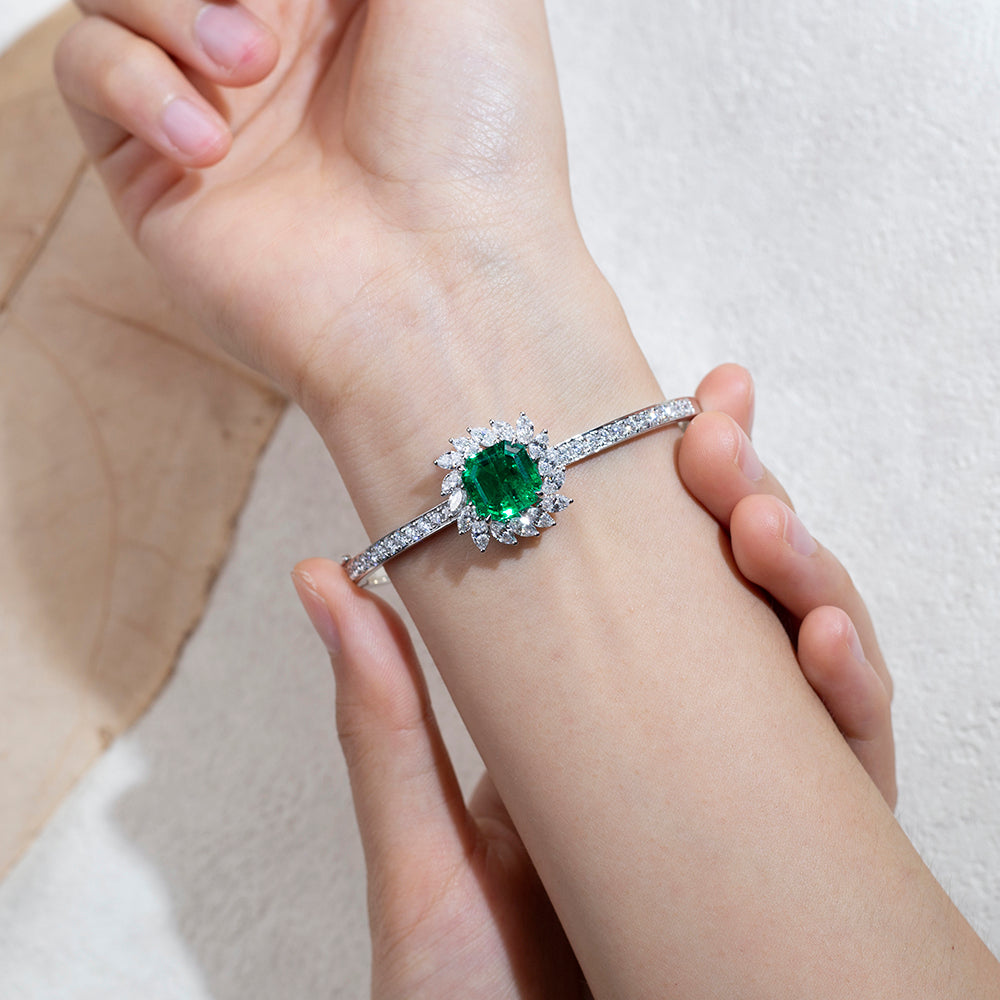 Ecob-628 | Emerald Solstice Halo Bracelet in 18K Gold