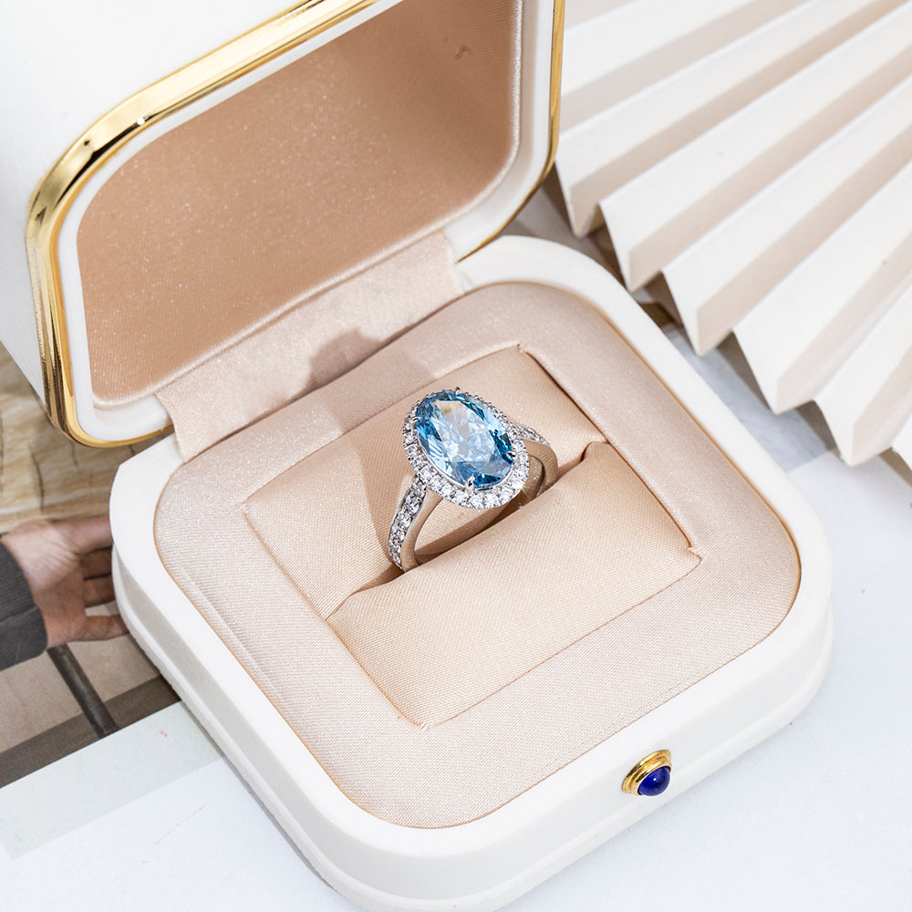 Eco-1817：サファイア・ハロー・セレナーデ – ラボグロウン・ブルーサファイア＆ダイヤモンド・リング（18Kホワイトゴールド） 