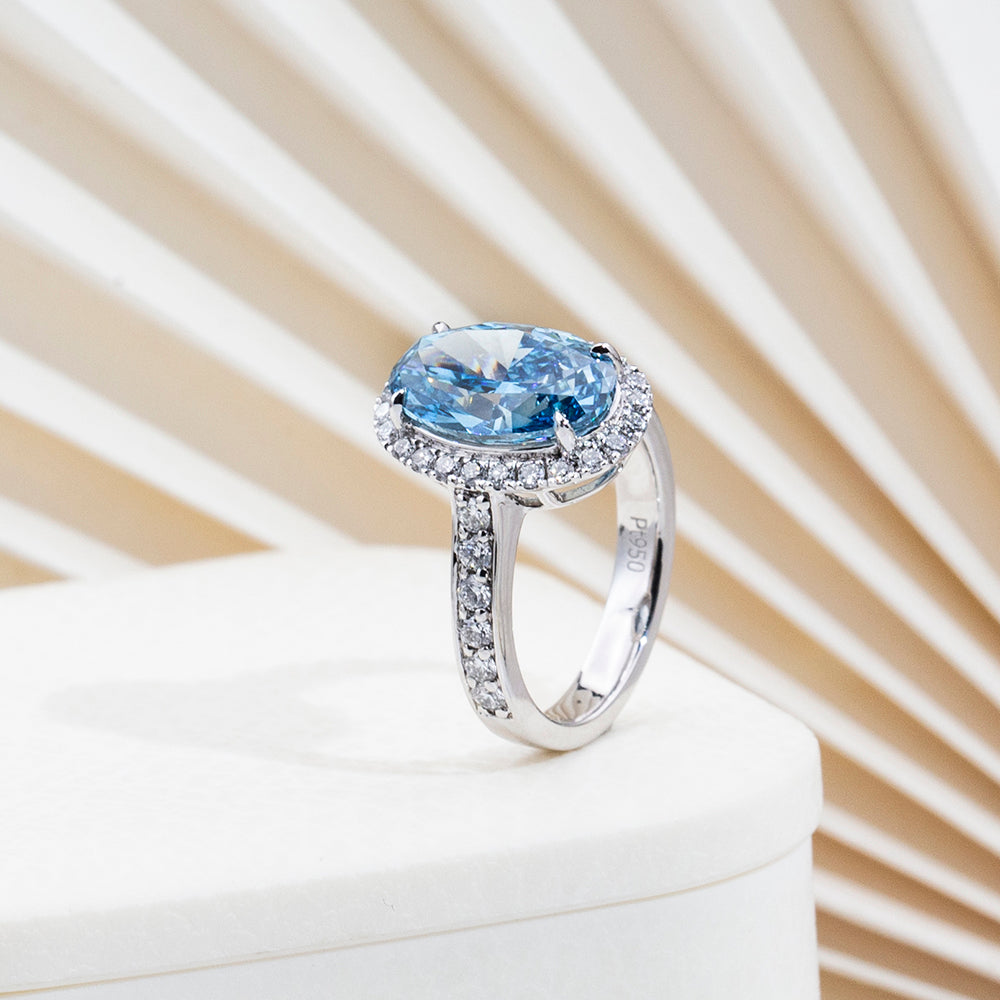 Eco-1817：サファイア・ハロー・セレナーデ – ラボグロウン・ブルーサファイア＆ダイヤモンド・リング（18Kホワイトゴールド） 