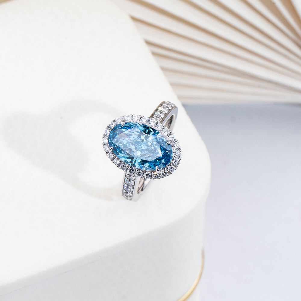 Eco-1817：サファイア・ハロー・セレナーデ – ラボグロウン・ブルーサファイア＆ダイヤモンド・リング（18Kホワイトゴールド） 