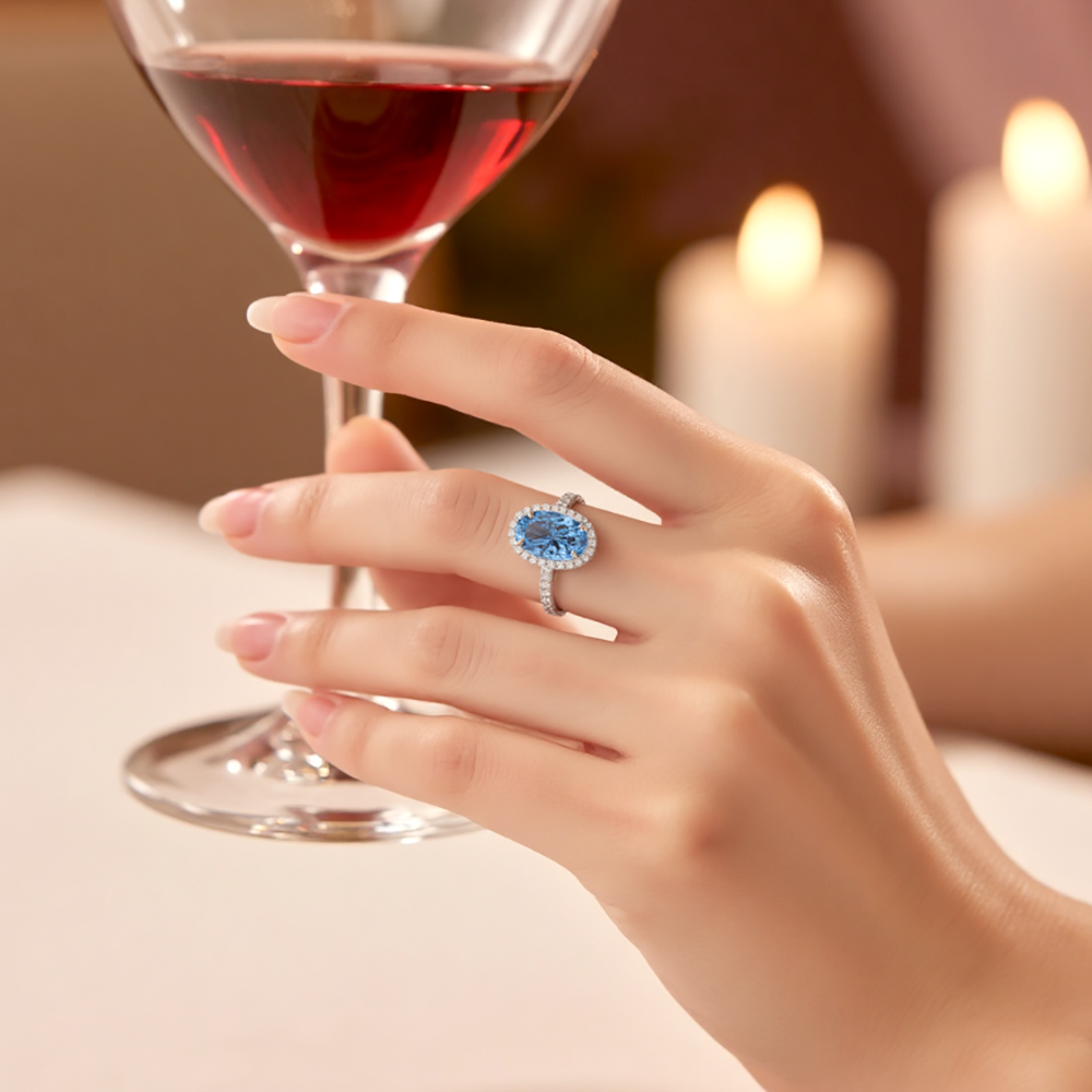 Eco-1817：サファイア・ハロー・セレナーデ – ラボグロウン・ブルーサファイア＆ダイヤモンド・リング（18Kホワイトゴールド） 