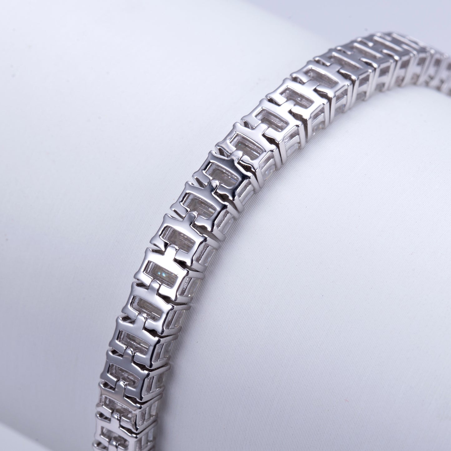 Eco-B560 | Emerald-Cut Lab-Grown Diamond or Moissanite Tennis Bracelet – 14K/18K Gold | IGI Certified – Ecogemma