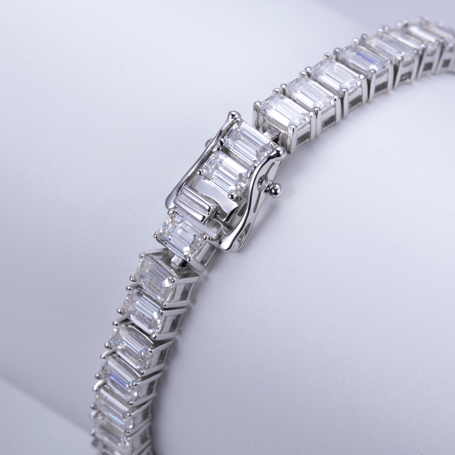 Eco-B560 | Emerald-Cut Lab-Grown Diamond or Moissanite Tennis Bracelet – 14K/18K Gold | IGI Certified – Ecogemma