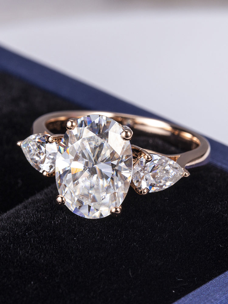 Eco-463: Golden Orbit – Anillo de tres piedras con diamantes ovalados y en forma de pera cultivados en laboratorio en oro amarillo de 18 quilates 