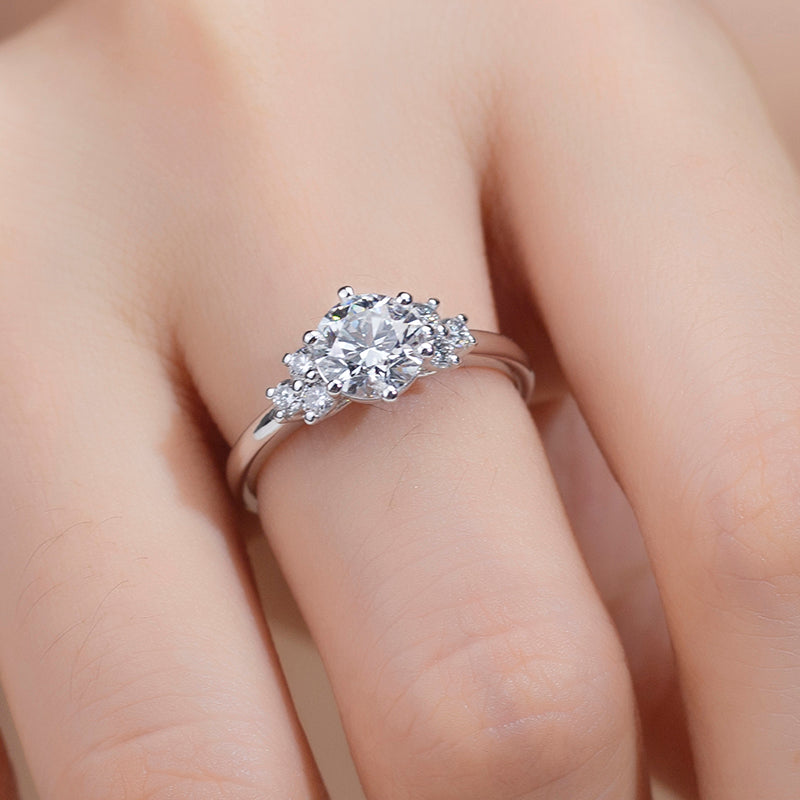 Eco-624: Resplandor armónico – Anillo de tres diamantes cultivados en laboratorio en oro blanco de 18 quilates 