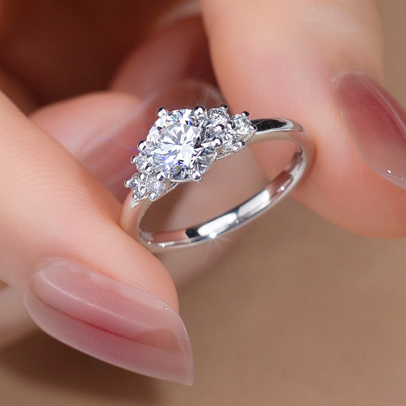 Eco-624: Resplandor armónico – Anillo de tres diamantes cultivados en laboratorio en oro blanco de 18 quilates 