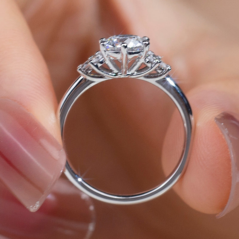 Eco-624: Resplandor armónico – Anillo de tres diamantes cultivados en laboratorio en oro blanco de 18 quilates 