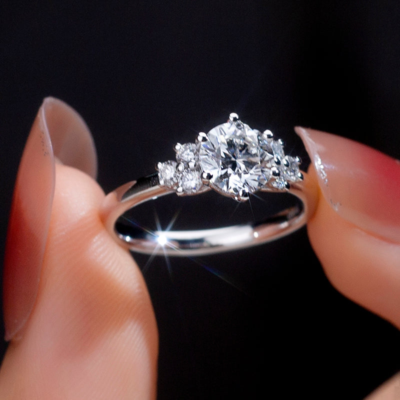 Eco-624: Resplandor armónico – Anillo de tres diamantes cultivados en laboratorio en oro blanco de 18 quilates 