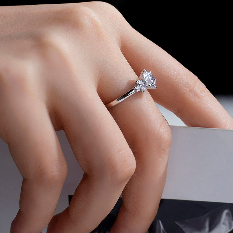 Eco-624: Resplandor armónico – Anillo de tres diamantes cultivados en laboratorio en oro blanco de 18 quilates 