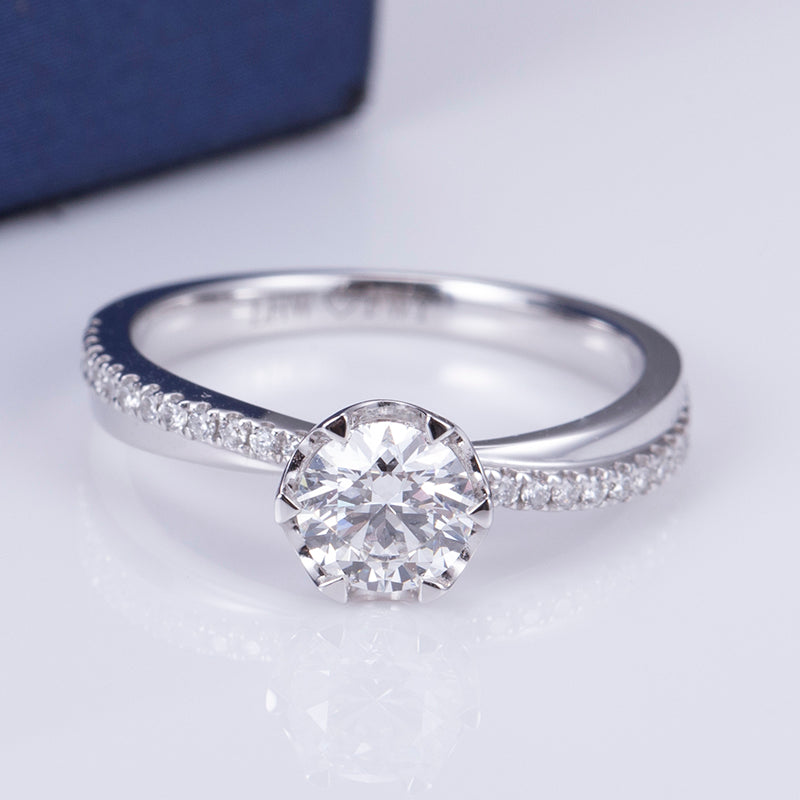 Eco-709: Hilo Celestial – Anillo solitario con pavé de diamantes cultivados en laboratorio en oro blanco de 18 quilates