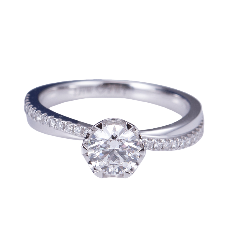 Eco-709: Hilo Celestial – Anillo solitario con pavé de diamantes cultivados en laboratorio en oro blanco de 18 quilates