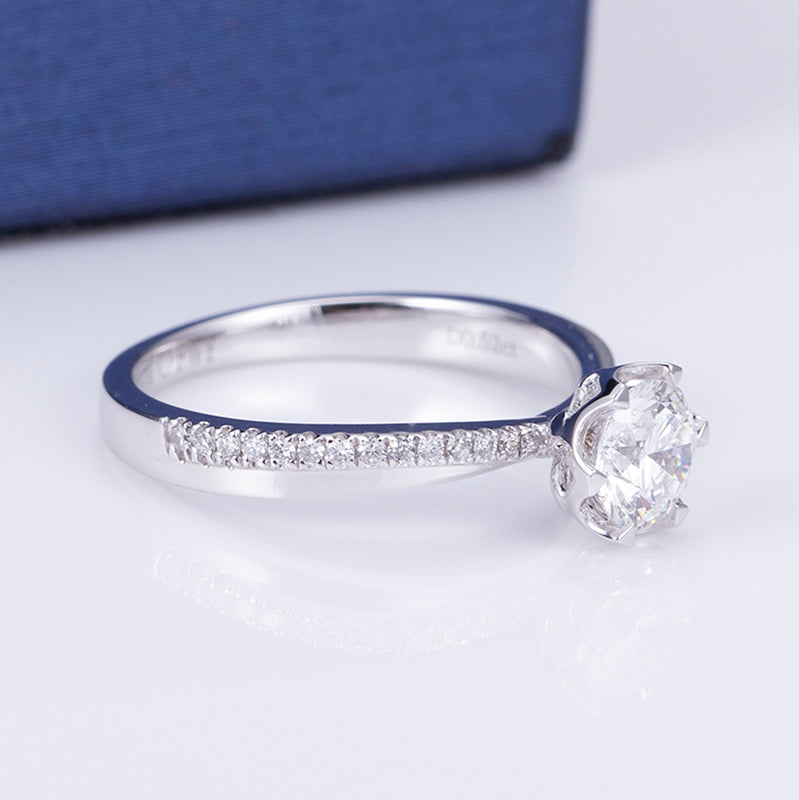 Eco-709: Hilo Celestial – Anillo solitario con pavé de diamantes cultivados en laboratorio en oro blanco de 18 quilates