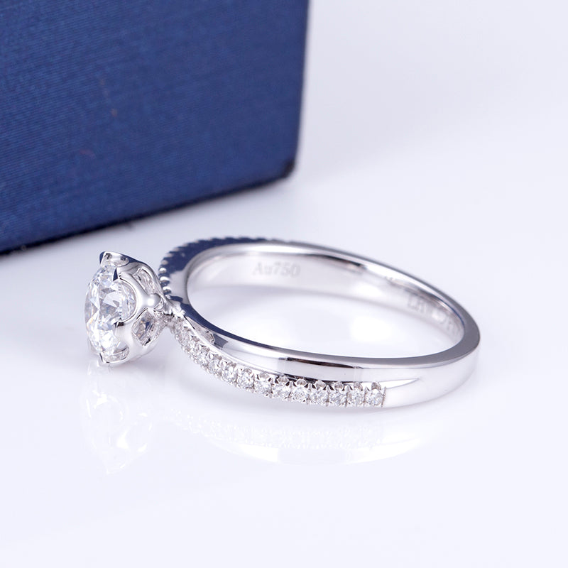 Eco-709: Hilo Celestial – Anillo solitario con pavé de diamantes cultivados en laboratorio en oro blanco de 18 quilates