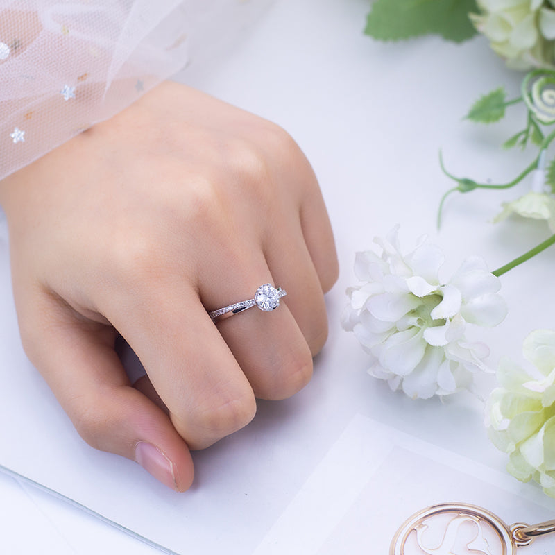 Eco-709: Hilo Celestial – Anillo solitario con pavé de diamantes cultivados en laboratorio en oro blanco de 18 quilates