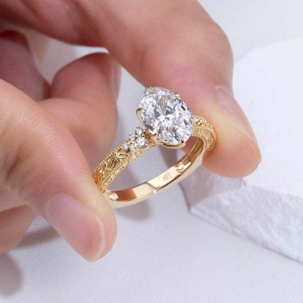 Eco-1902: Golden Bloom – Anillo vintage con diamantes ovalados cultivados en laboratorio en oro amarillo de 18 quilates 