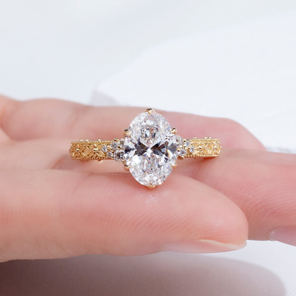 Eco-1902: Golden Bloom – Anillo vintage con diamantes ovalados cultivados en laboratorio en oro amarillo de 18 quilates 