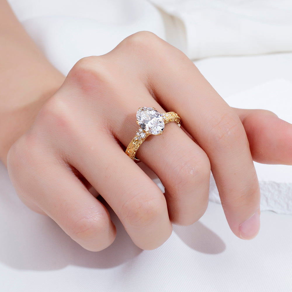 Eco-1902: Golden Bloom – Anillo vintage con diamantes ovalados cultivados en laboratorio en oro amarillo de 18 quilates 