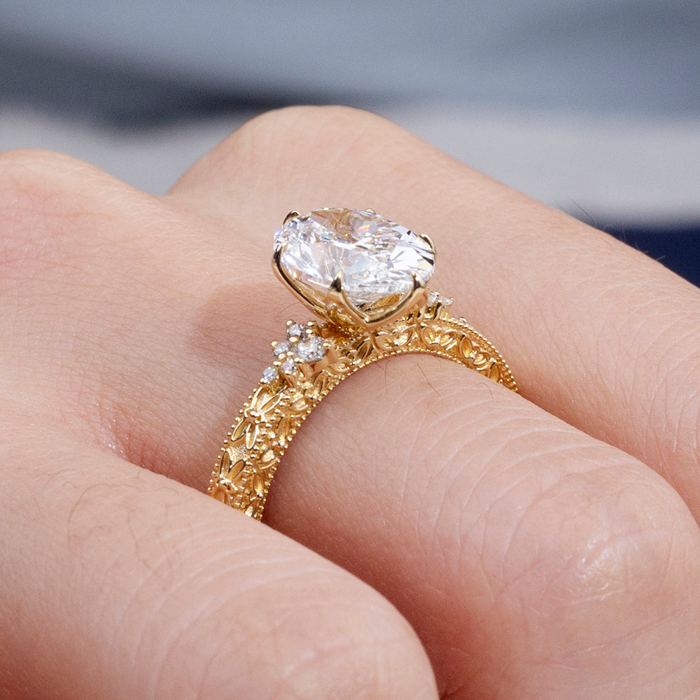 Eco-1902: Golden Bloom – Anillo vintage con diamantes ovalados cultivados en laboratorio en oro amarillo de 18 quilates 