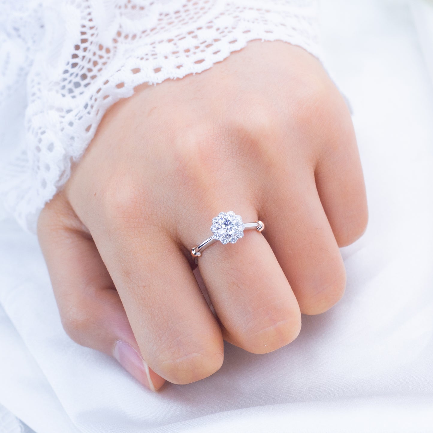 Eco-740: Bloom of Light – ラボグロウンダイヤモンドハローリング（18Kホワイト＆ローズゴールド）