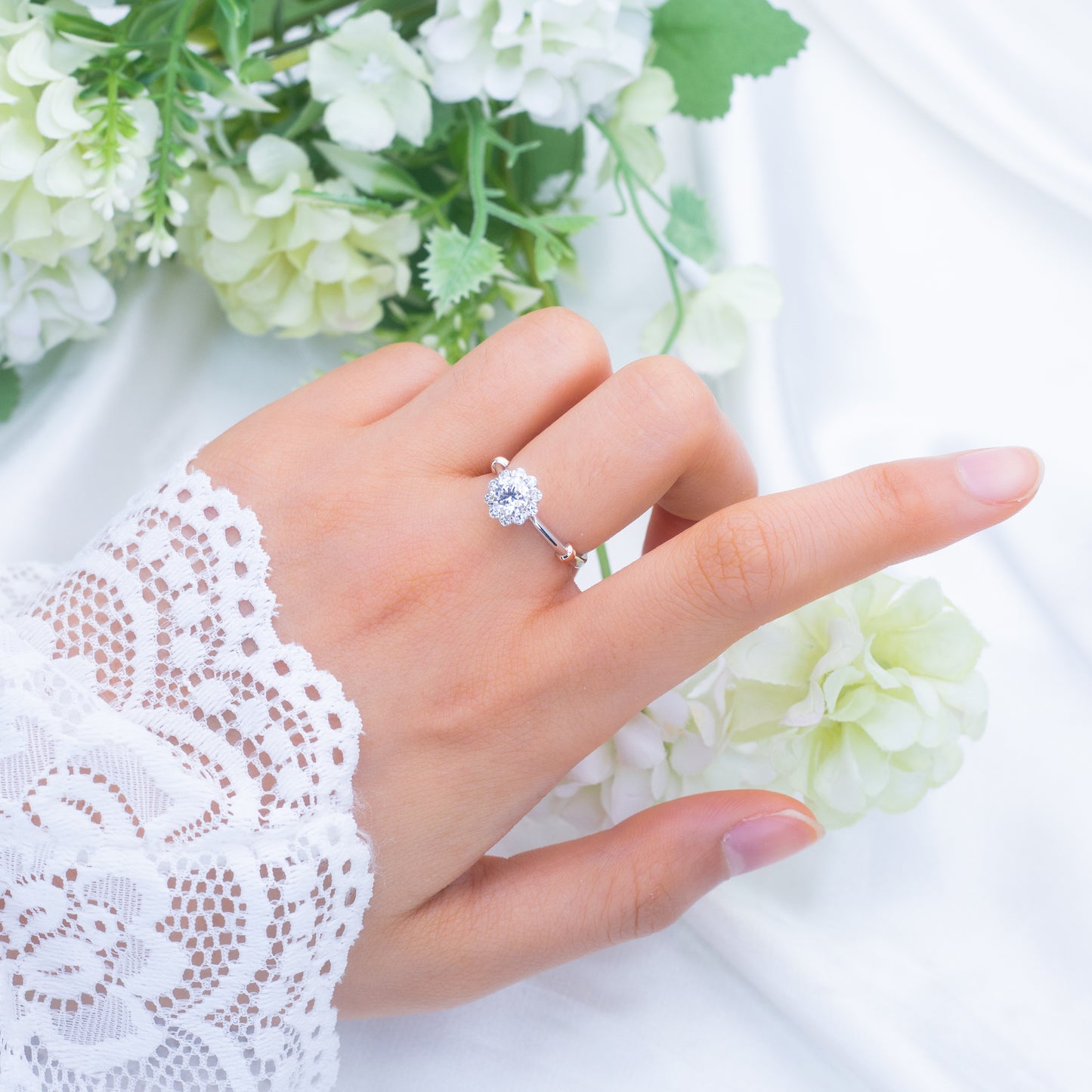 Eco-740: Bloom of Light – ラボグロウンダイヤモンドハローリング（18Kホワイト＆ローズゴールド）