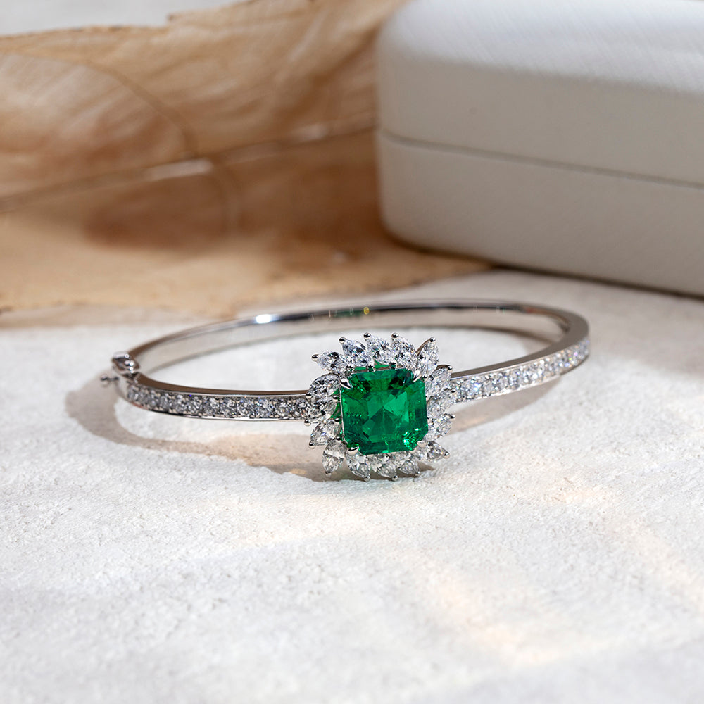 Ecob-628 | Emerald Solstice Halo Bracelet in 18K Gold