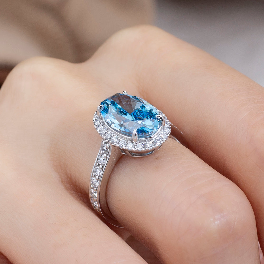 Eco-1817：サファイア・ハロー・セレナーデ – ラボグロウン・ブルーサファイア＆ダイヤモンド・リング（18Kホワイトゴールド） 