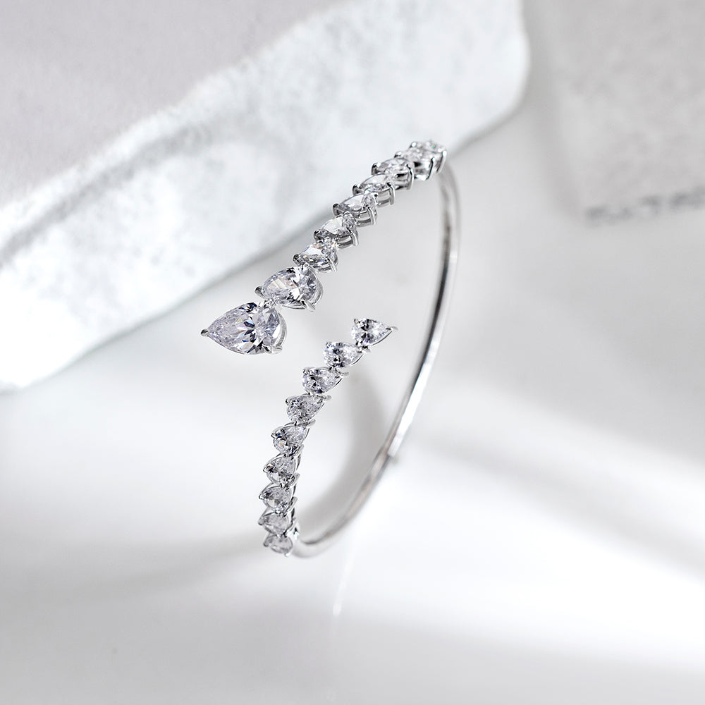 Ecob-614 | Aurora Arc Lab Diamond Cuff in 18K Gold