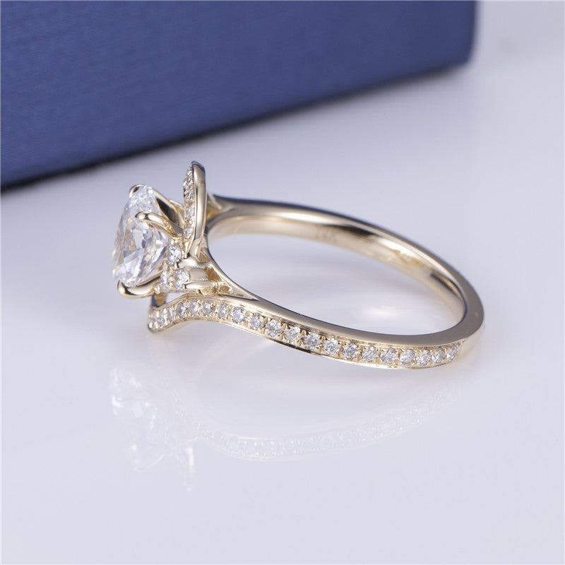 Eco-568: Remolino de Luz – Anillo con halo de diamantes ovalados cultivados en laboratorio en oro amarillo de 18 quilates 