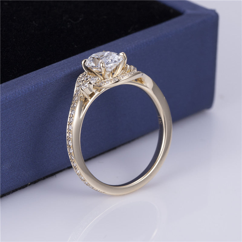 Eco-568: Remolino de Luz – Anillo con halo de diamantes ovalados cultivados en laboratorio en oro amarillo de 18 quilates 